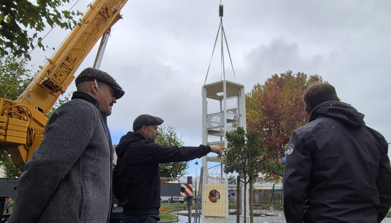 Instalación de la nueva torre de juegos en O Chorís