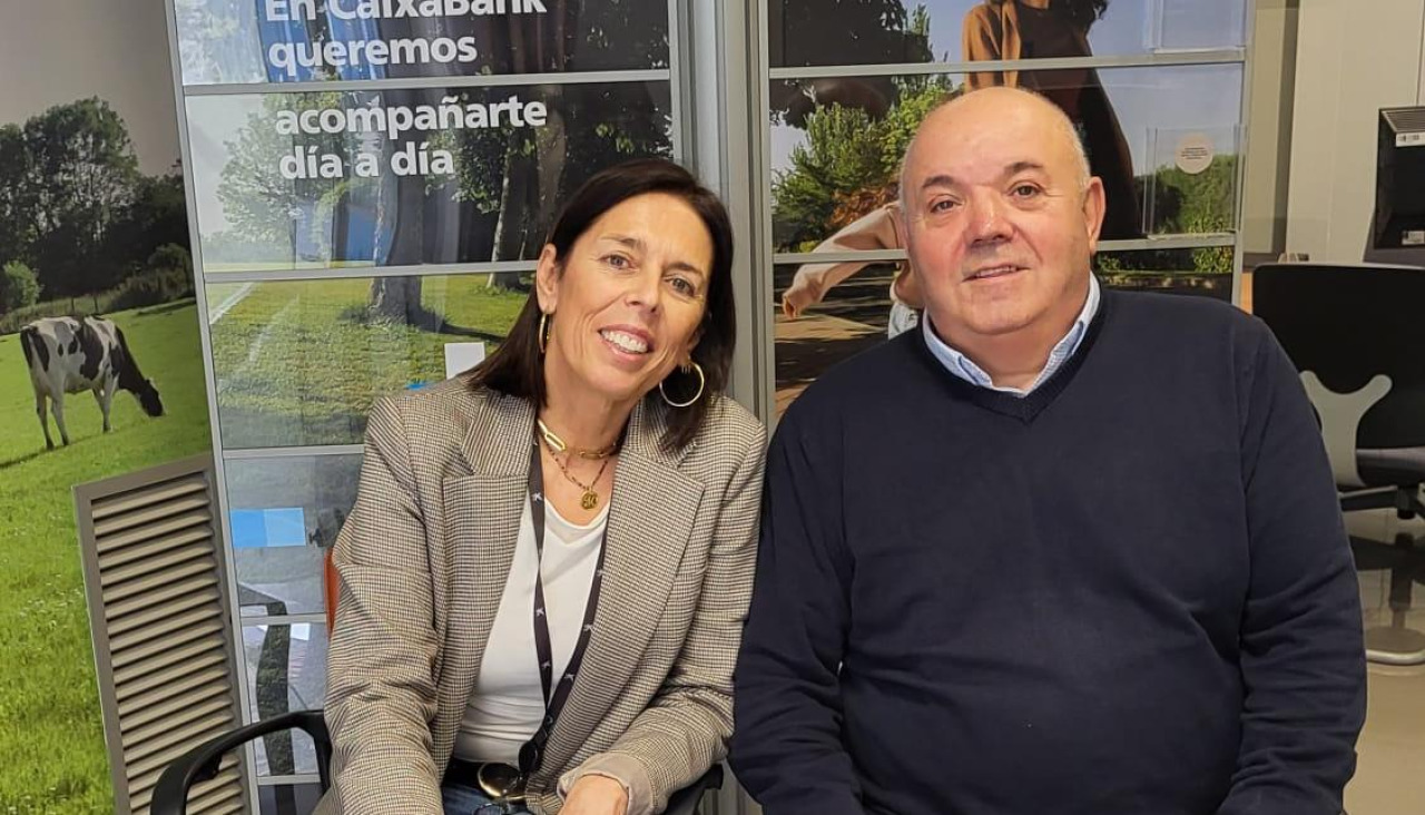 Adolfo López y María Martínez en la firma del convenio