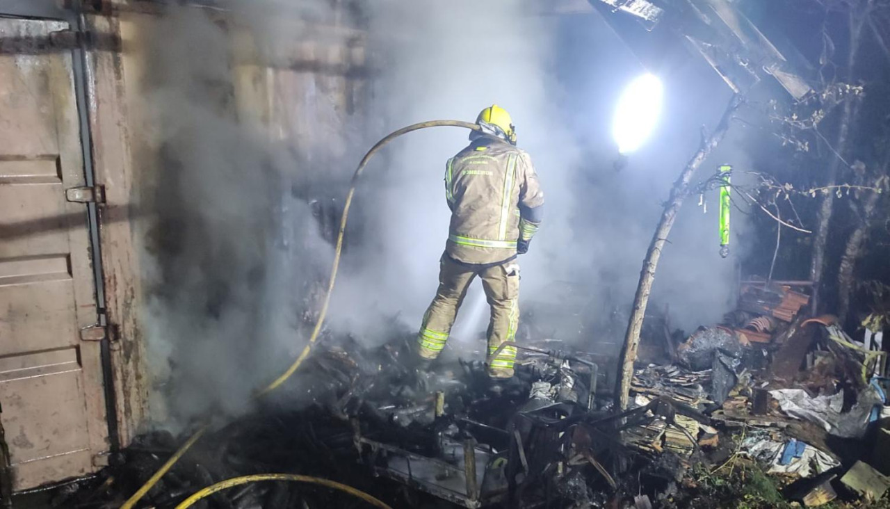 Incendio en el almacén de Muxía