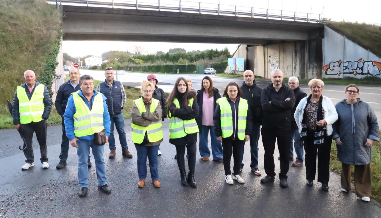Los vecinos se concentraron ayer junto al enlace de Montecelo | mar casal
