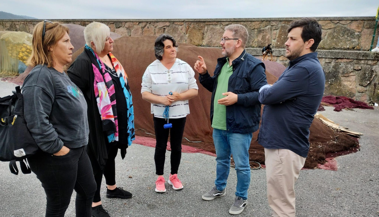 Óscar Ínsua (segundo dch.) en una reunión mantenida con representantes de las mariscadoras de Camariñas