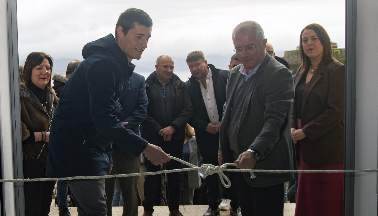 Corte de la cinta inaugural del Mercado Mariñeiro de Fisterra