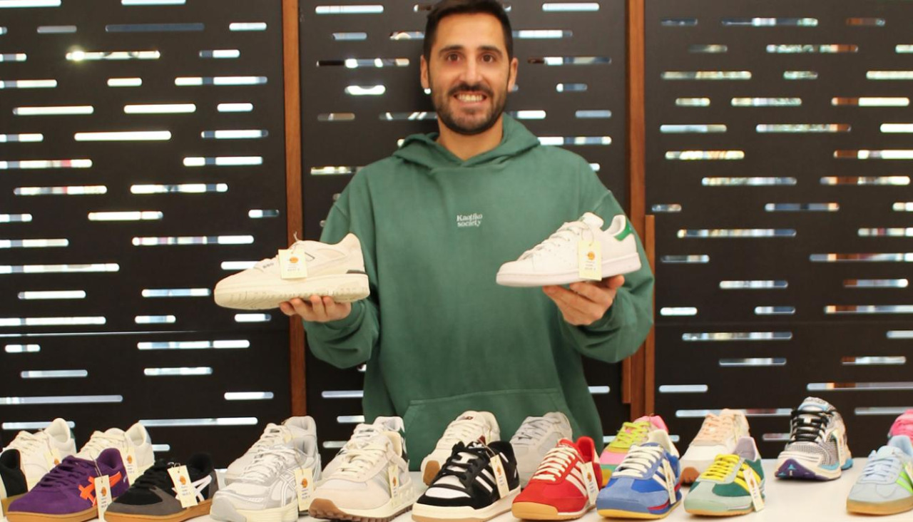 Germán Riveiro en su tienda Zocas de Carballo
