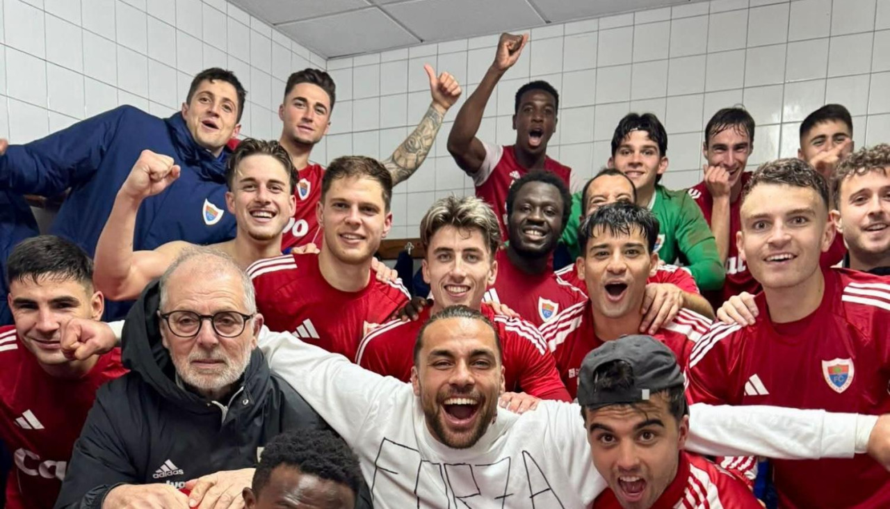 La plantilla celebrando el triunfo en el vestuario