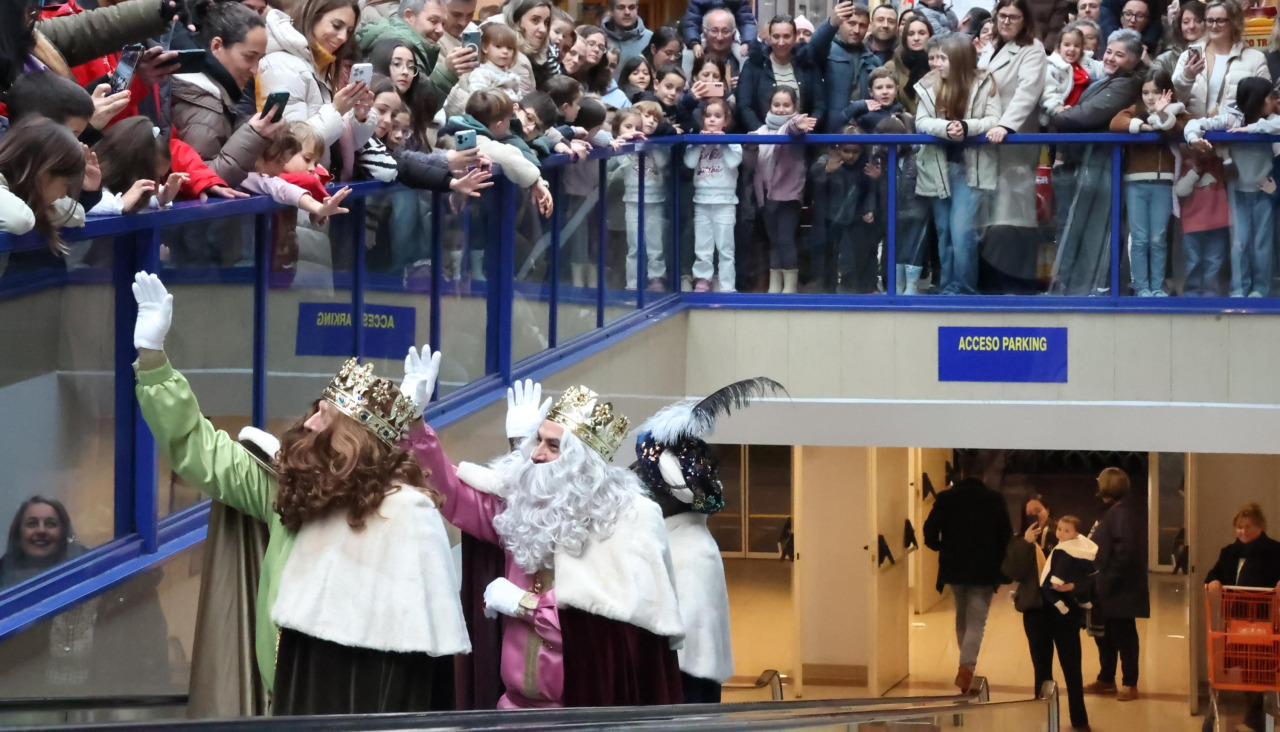 Los Reyes a su llegada al centro comercial de Carballo, donde les aguardaban numerosas personas