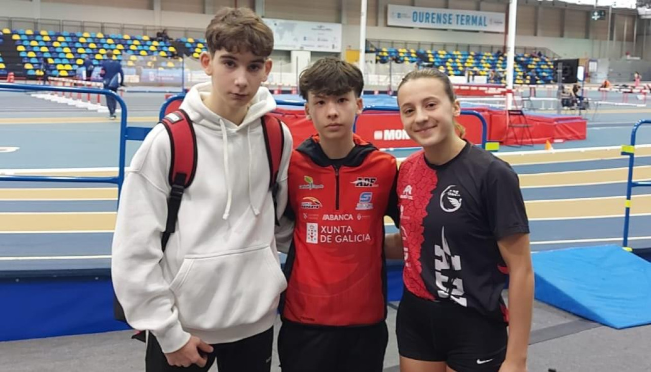 Pedro Mesejo y Hugo Tuñas con una compañera de club