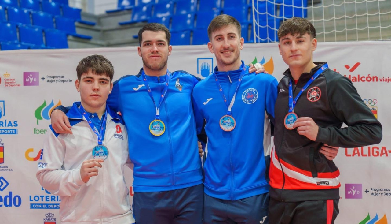 El carballés, segundo por la derecha, con sus compañeros de podio