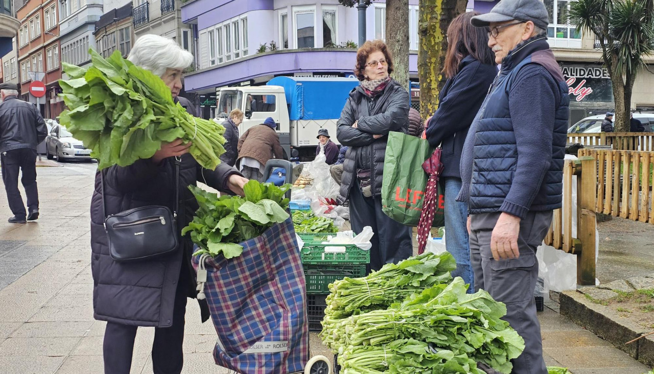 Un puesto de verduras en la feria de Carballo este jueves