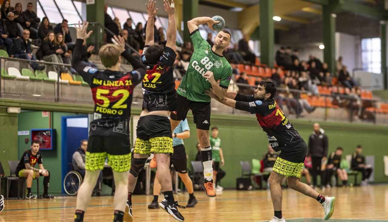 Bruno Camino, del Calvo Xiria B, disponiéndose a lanzar a portería