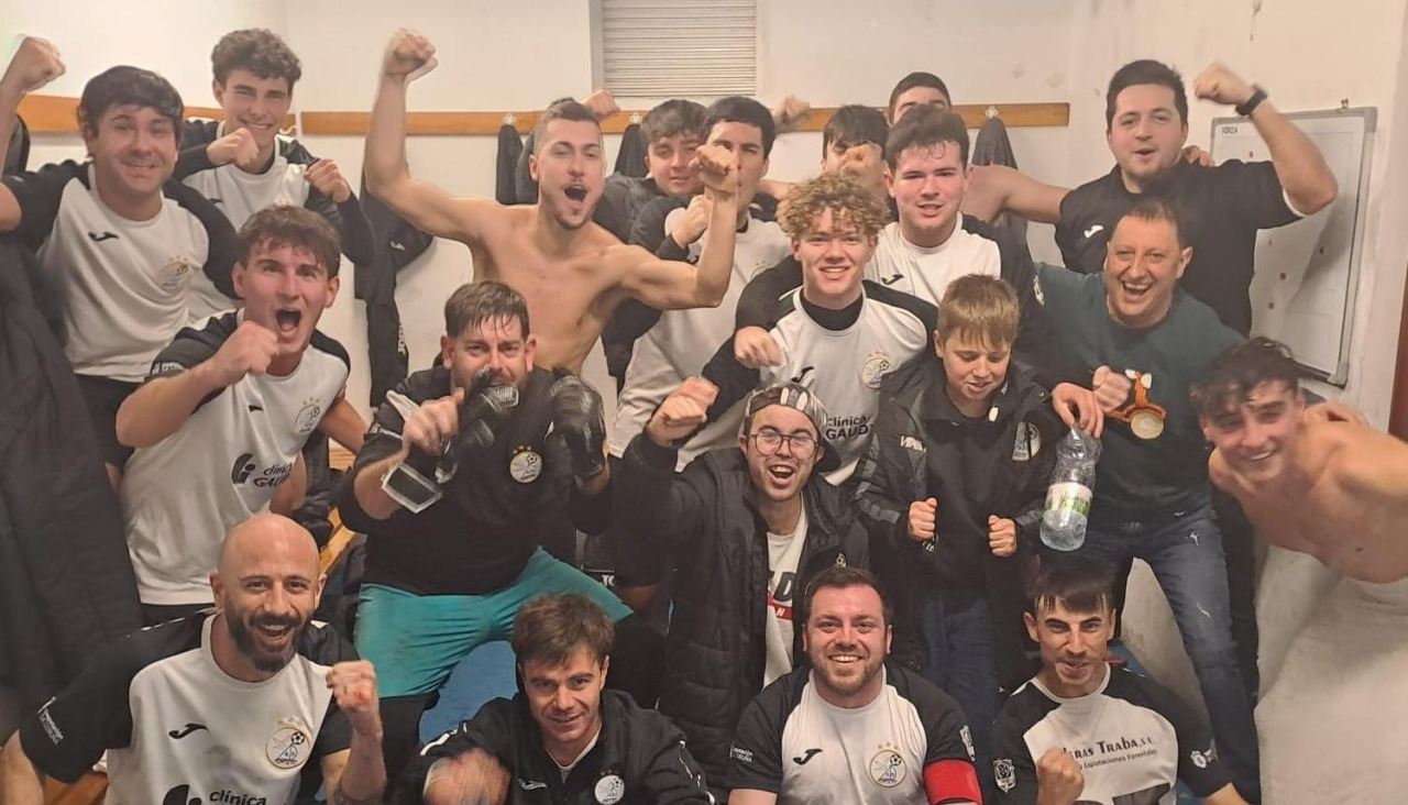 La plantilla del Laxe celebrando uno de sus últimos triunfos