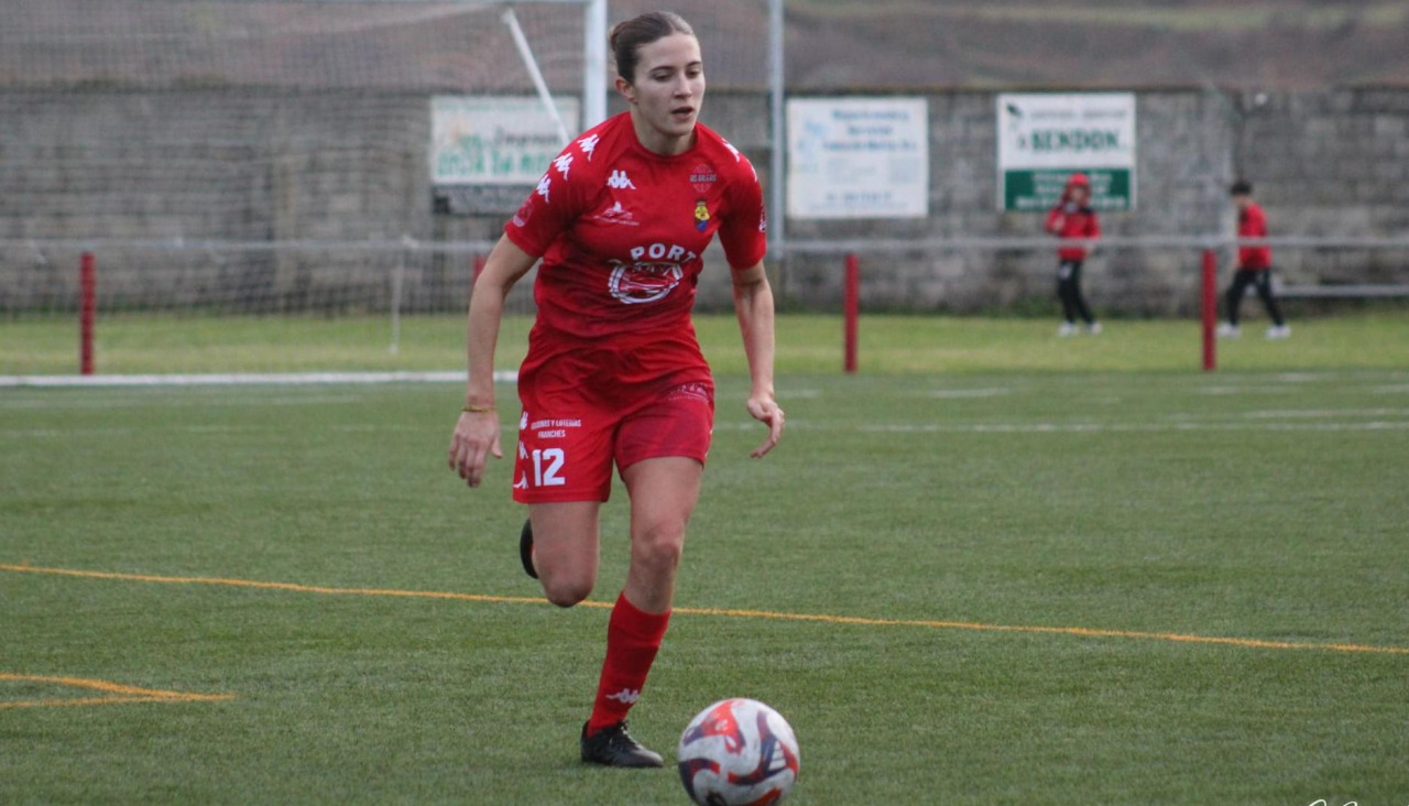 Irene Alcaína, jugadora del Muxía, comenzó a jugar en 2023