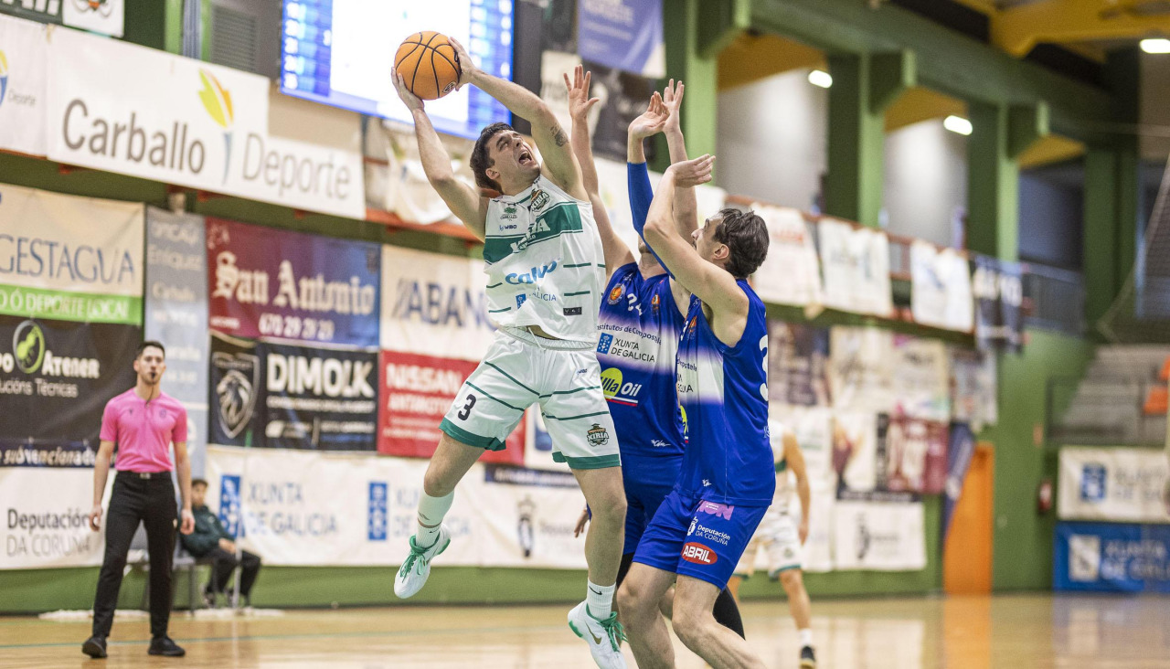 Una jugada del partido ante el Rosalía