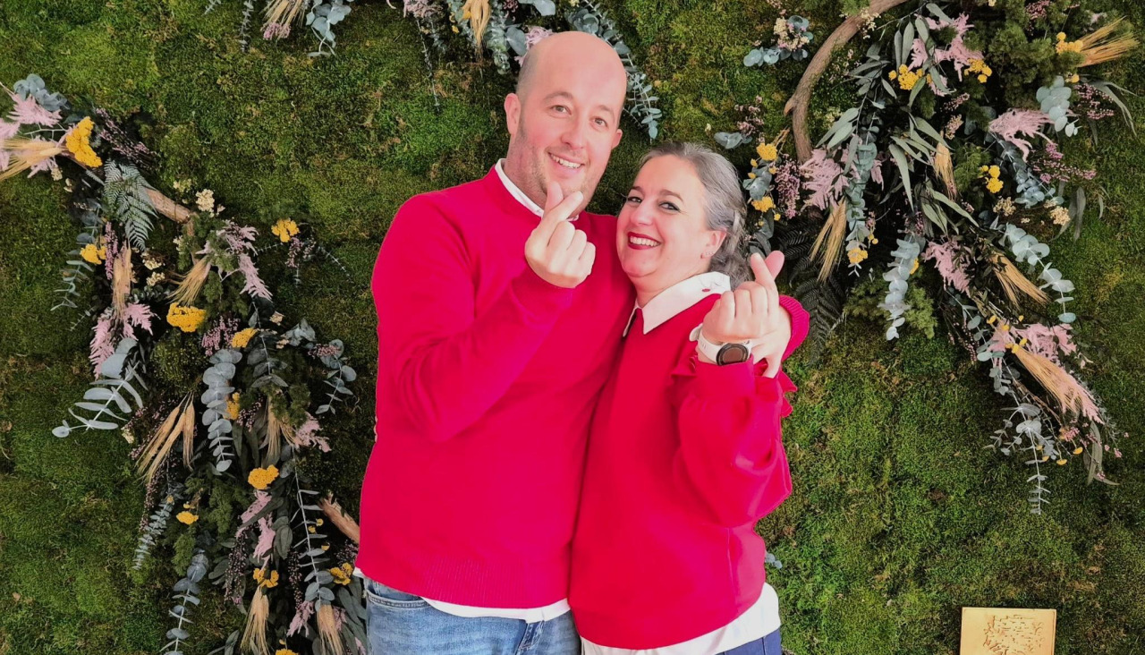 Iván Andrade y Maruxa Suárez posan en el nuevo photocall