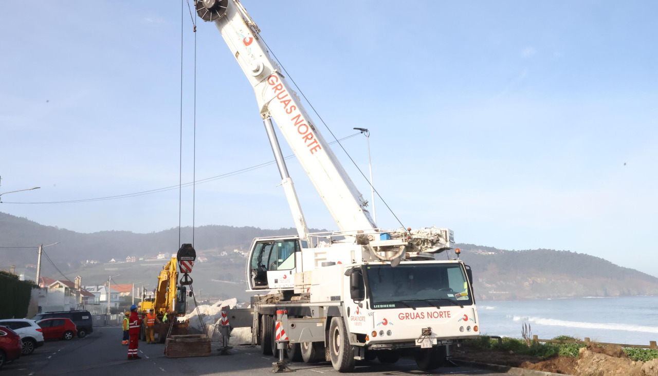 Una gran grúa estaba trabajando en la construcción de la escollera