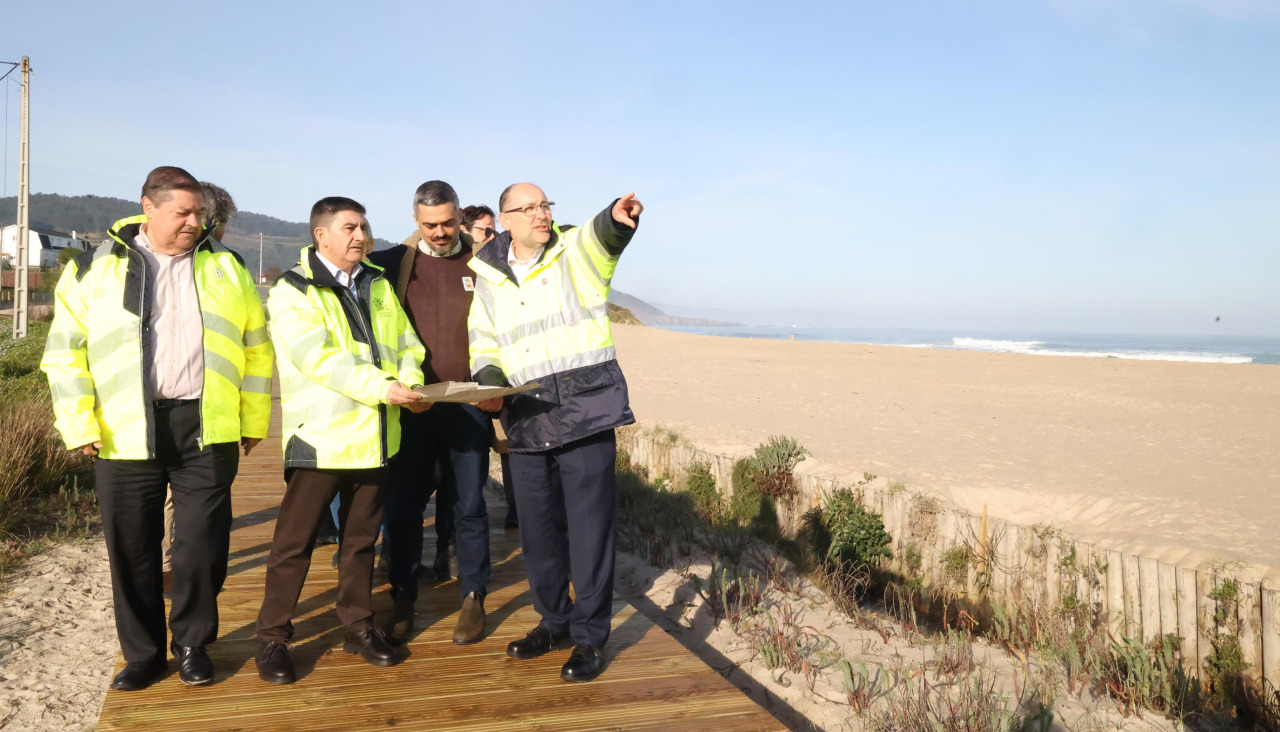 Representantes del gobierno Central, del Concello y de la empresa, este lunes en Razo viendo las obras en ejecución y las realizadas