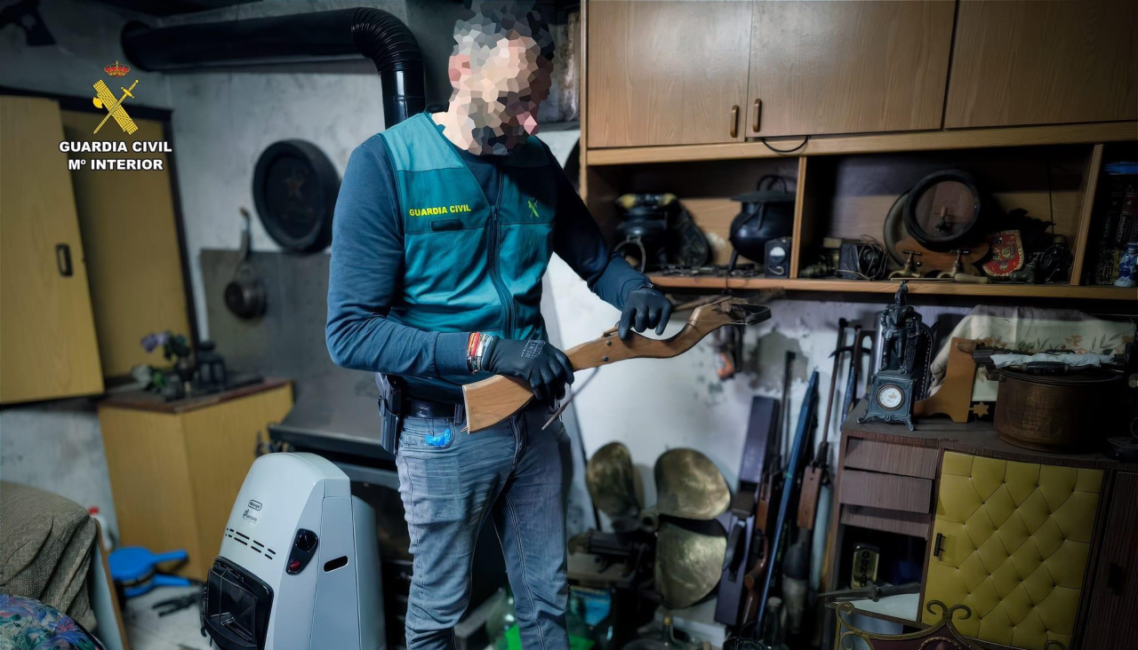 Entre el material incautado figuró un revolver, varias ballestas y carabinas de aire comprimido