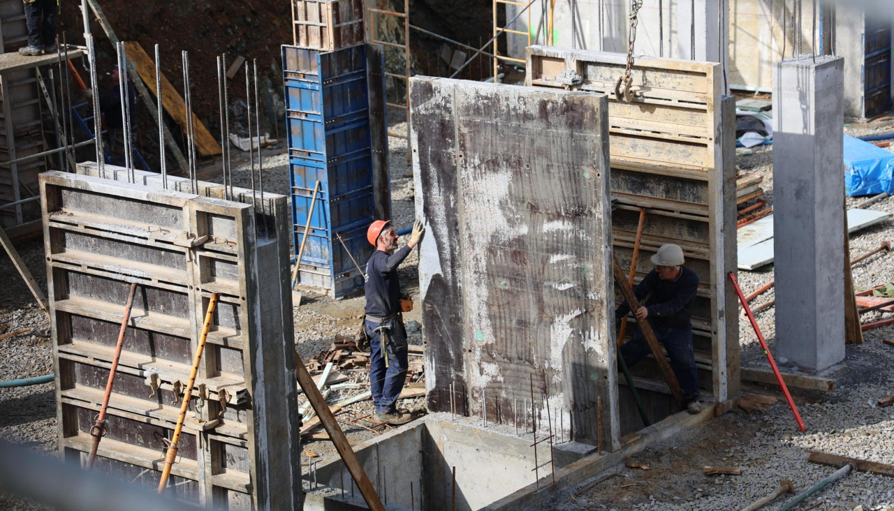 El sector de la construcción es uno de los más activos de la comarca, en especial en Carballo