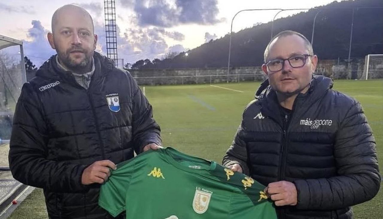 Fran Pequeño Buiturón (i.) junto al presidente del club, Sergio Insua Ruibo