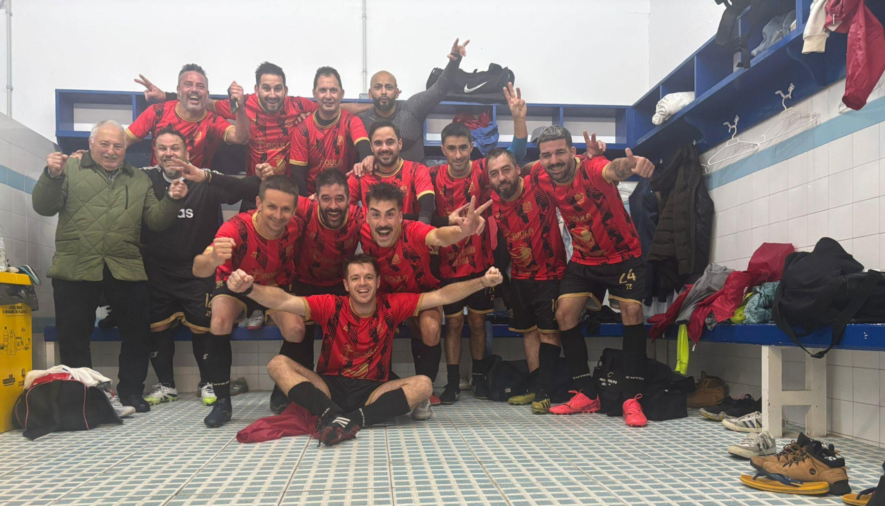 El plantel de A Piña de Veteranos celebrando uno de sus triunfos