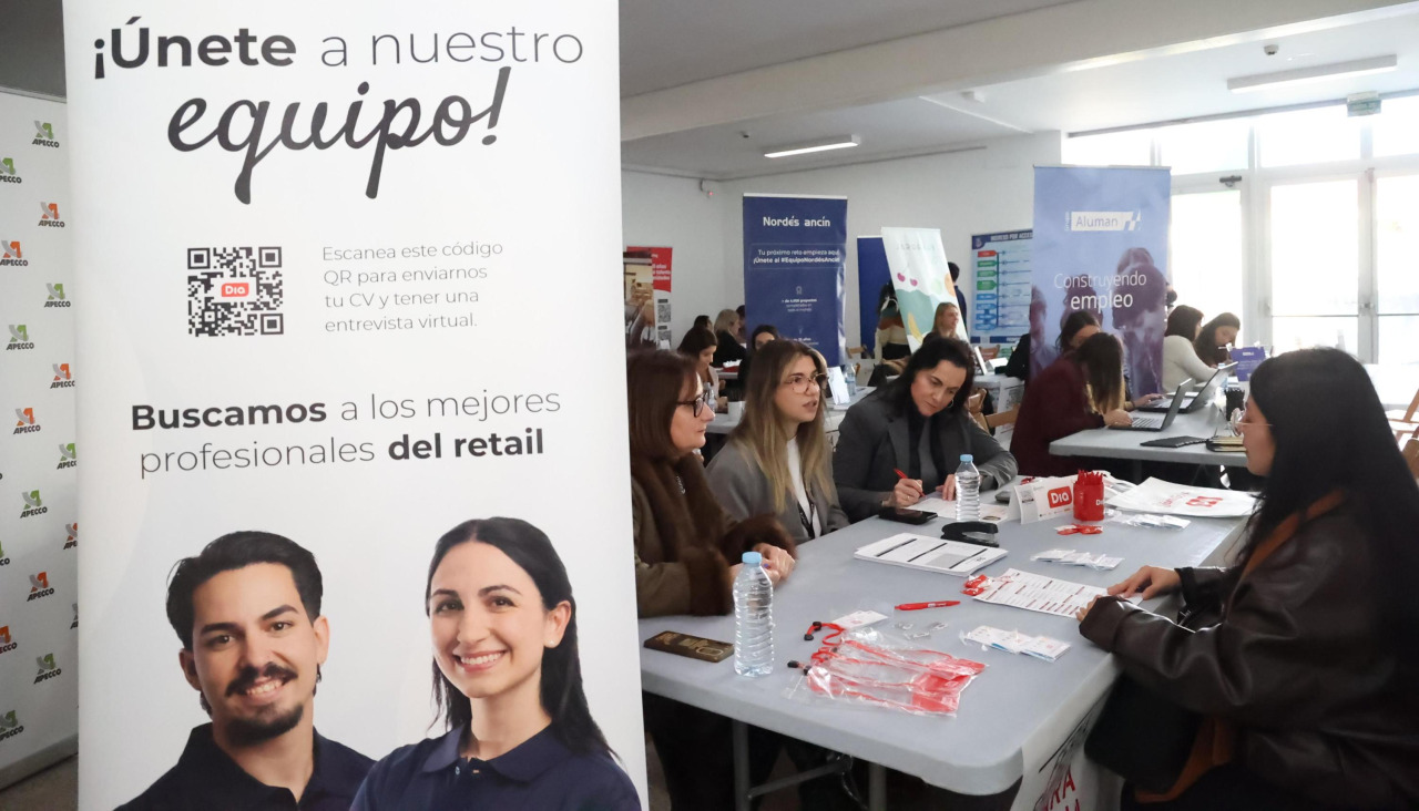 Las empresas realizaron entrevistas a los participantes en la Feira de Emprego de Carballo