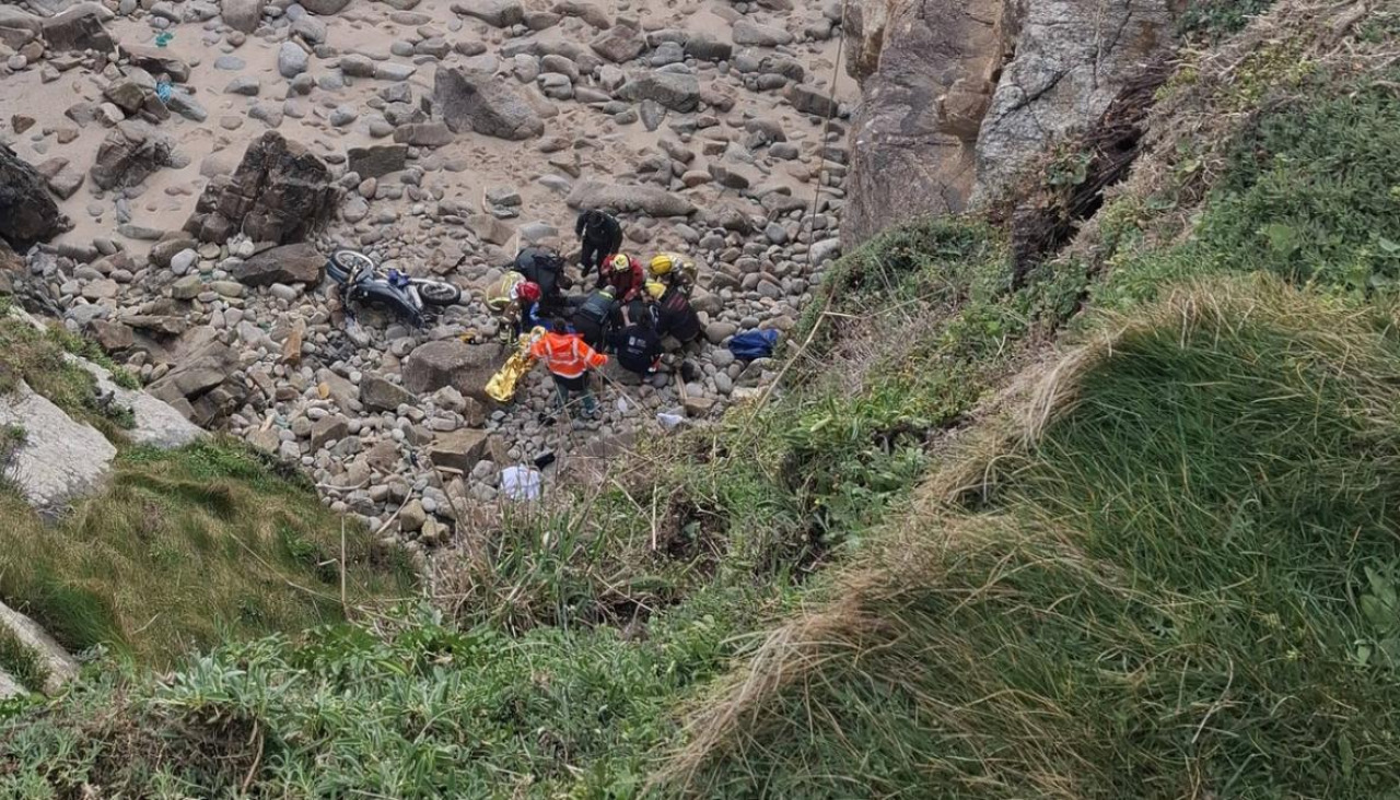 Rescate del agente del Seprona tras caer por un acantilado en Pedra do Sal