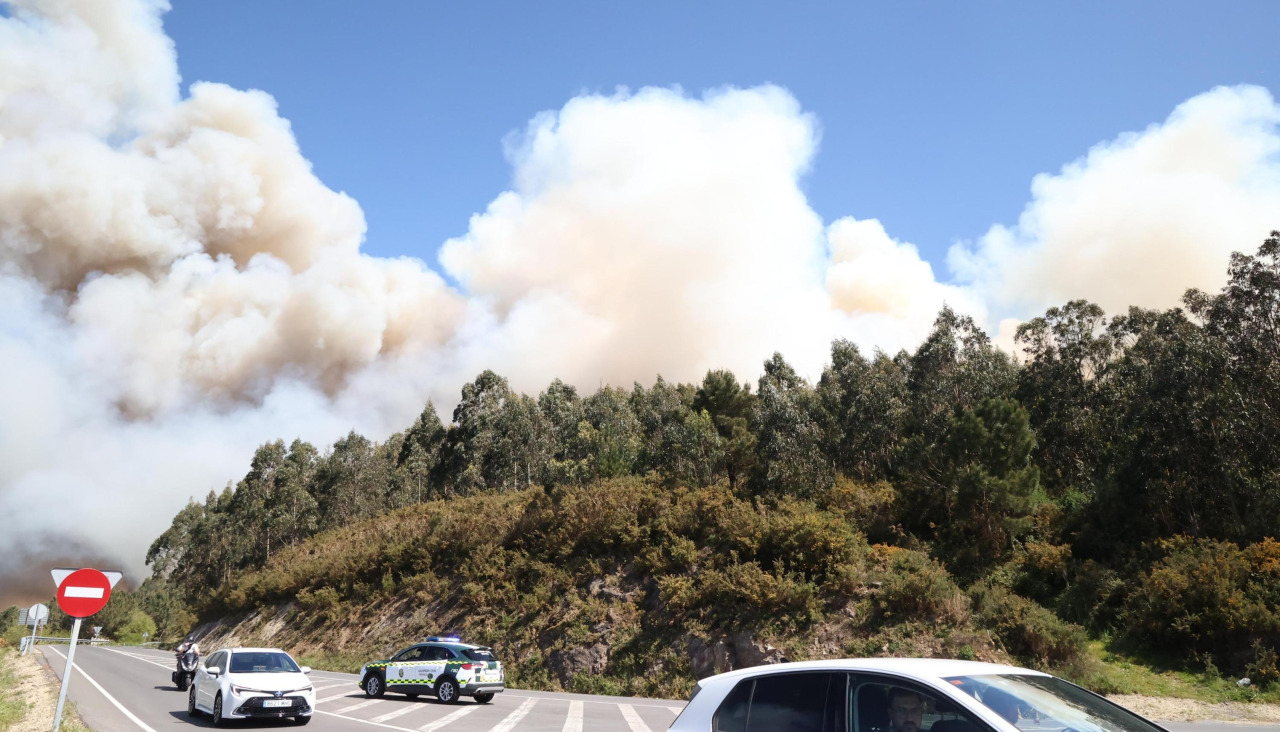 El incendio de esta semana obligó a cortar la carretera Carballo-Caión