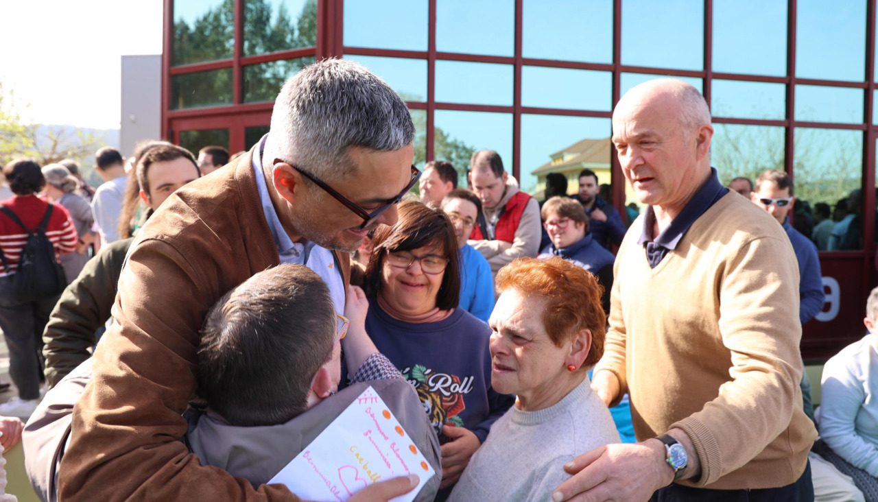 El alcalde de Carballo junto a varios usuarios de Aspaber este viernes