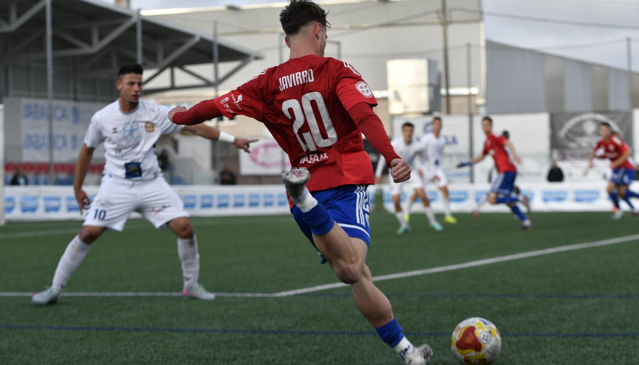 Javirro intentando colgar un balón al área de la Sarriana