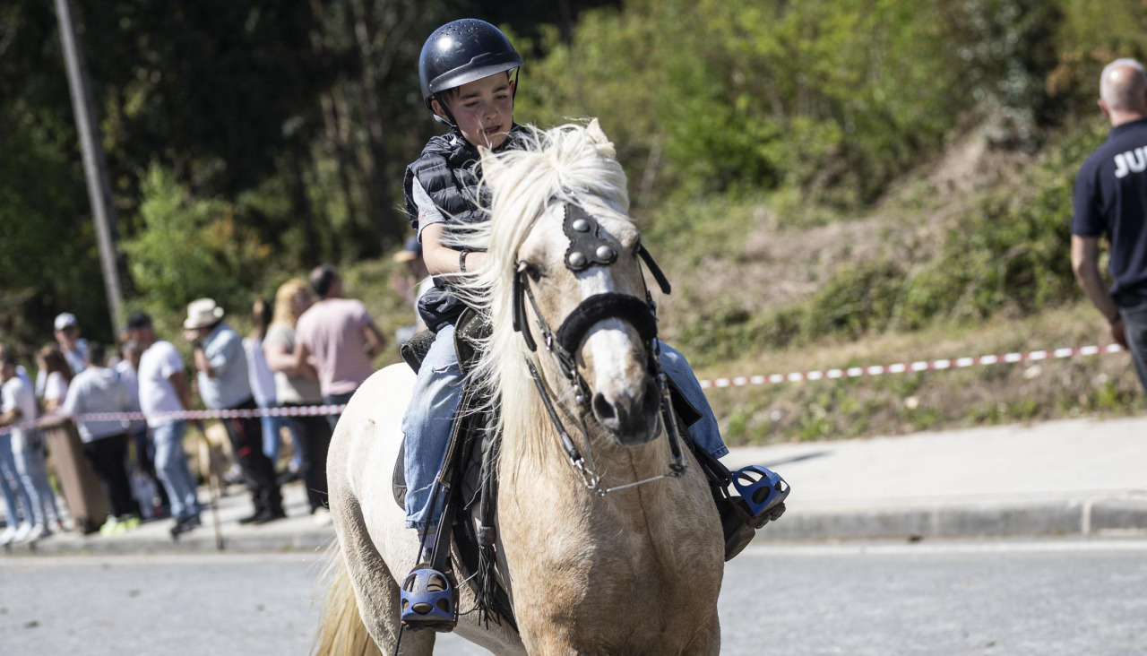 La parroquia cercedense de A Silva celebró este domingo el día grande de su Feira das Nenas, con una jornada prácticamente veraniega y con muchos visitantes
