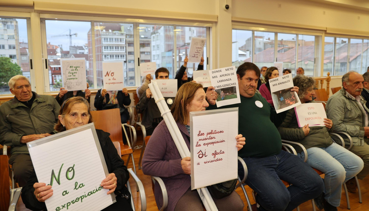 Los afectados por las expropiaciones para la ciudad deportiva de A Lagoa acudieron al pleno
