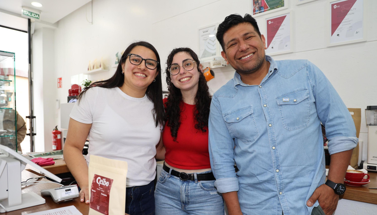 Muchos amigos se acercaron para desearla la mejor de las suertes a la hostelera