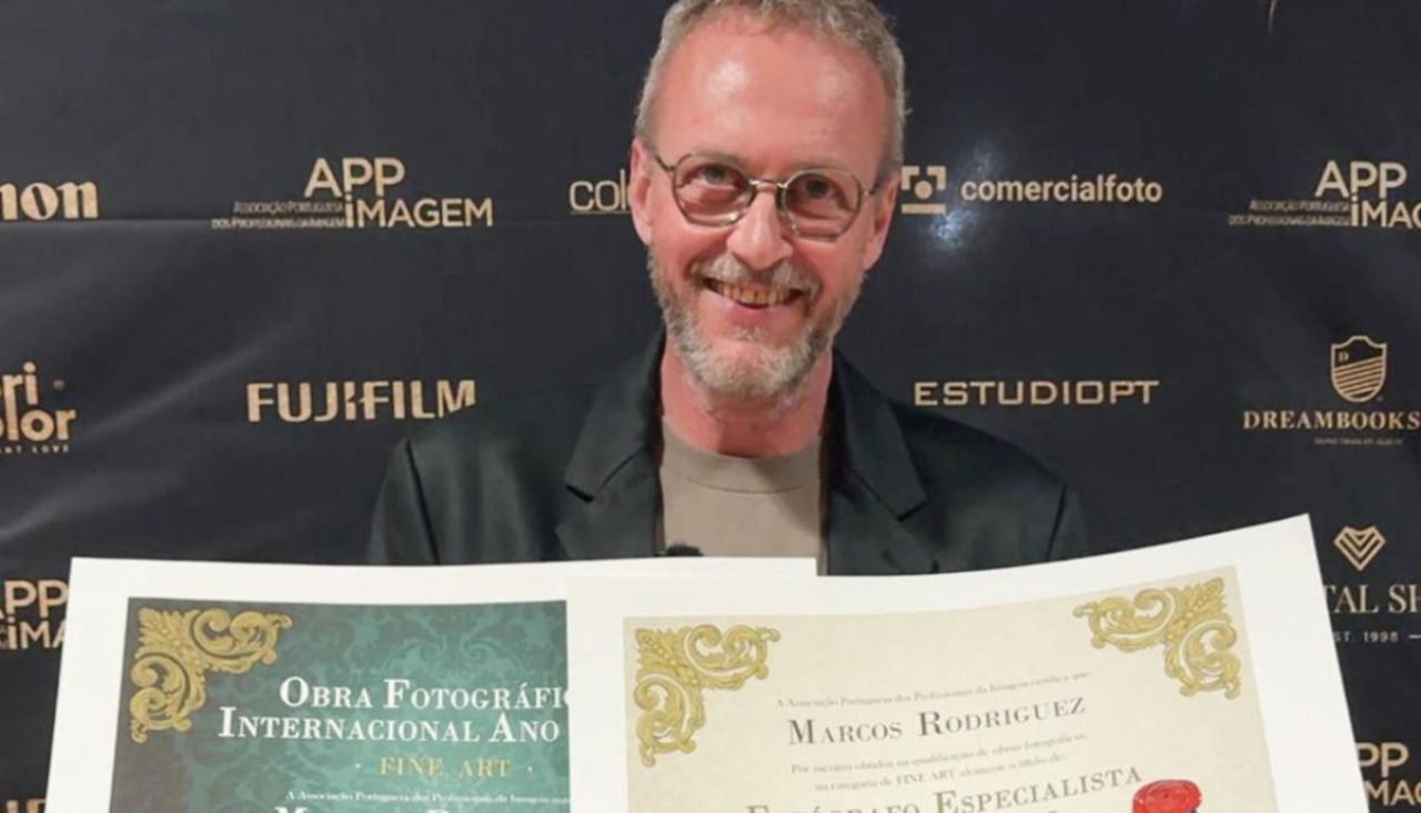 Marcos Rodríguez con el título que acredita su nuevo reconocimiento