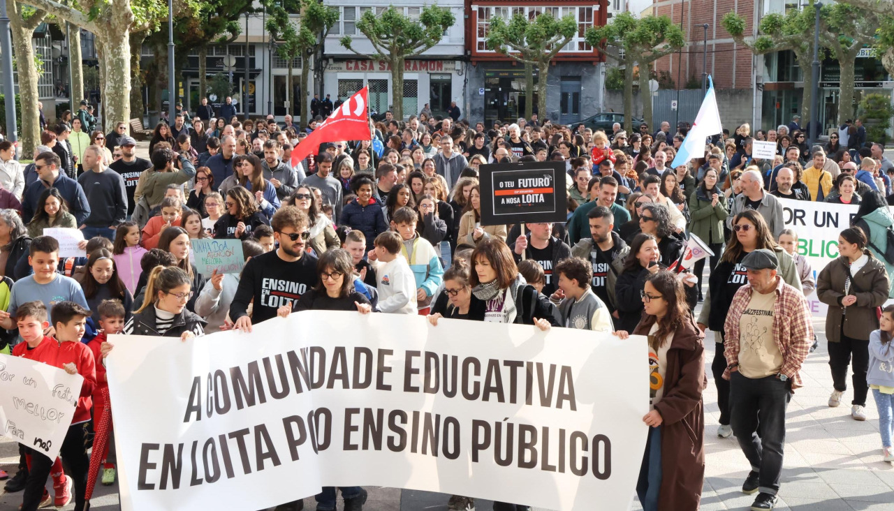 Unas 300 personas se manifestaron en Carballo para exigir mejoras en cubrir las necesidades del alumnado con necesidades especiales