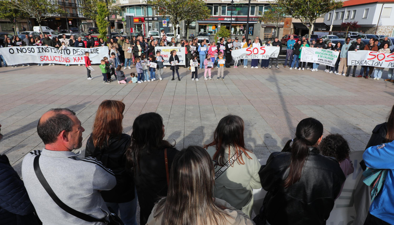 La comunidad educativa de Cee también salió a la calle para defender la educación pública de calidad