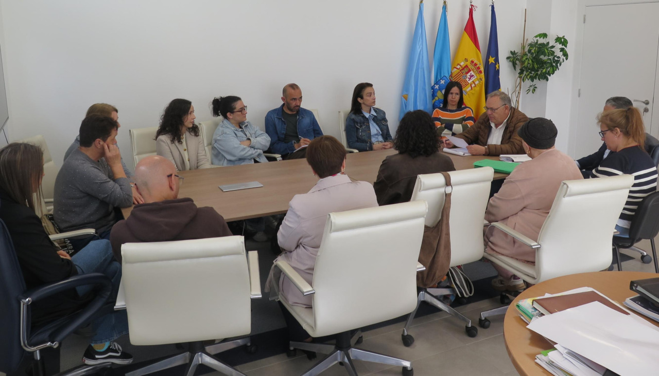 Reunión del alcalde de A Laracha con los vecinos y familias del CEIP Otero Pedrayo