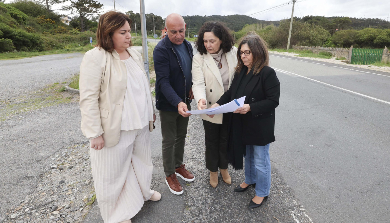 Belén do Campo con representantes del gobierno de Muxía