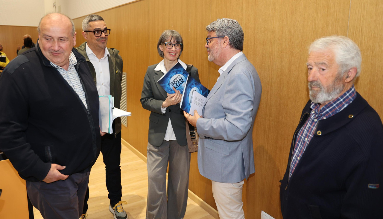 Participantes en las jornadas 'Medrando polo Mar' celebradas en el Fórum Carballo
