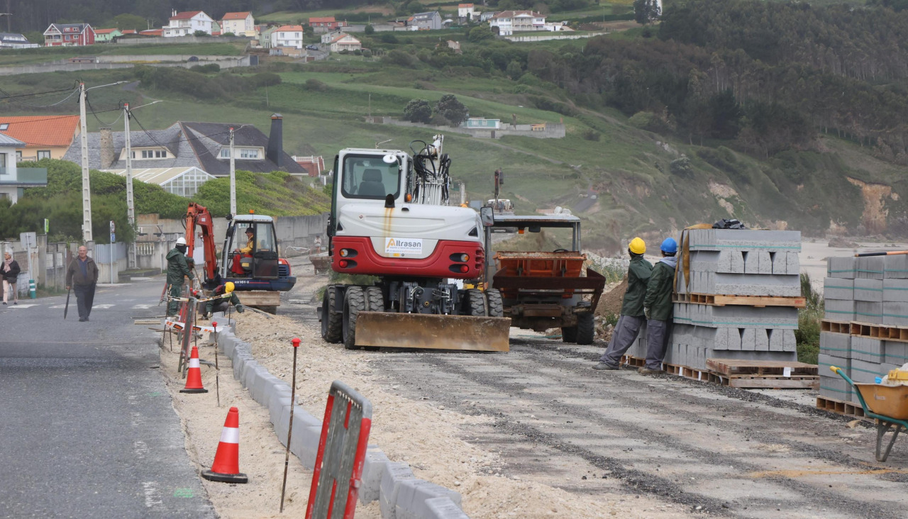 Los trabajos en la carretera del litoral que está ejecutando Costas en Razo