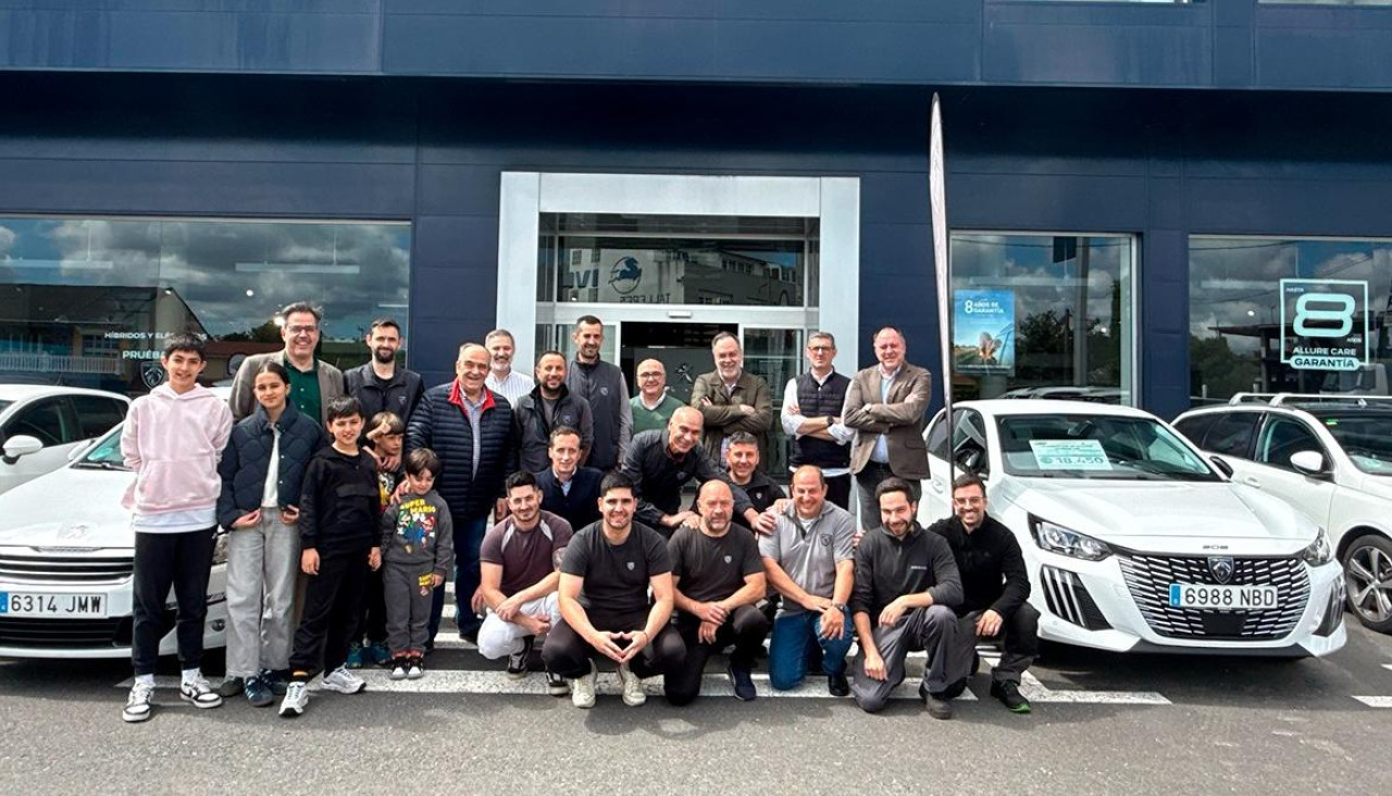 El trabajador que se jubila posando con sus compañaeros y dirigentes del Grupo Dimolk