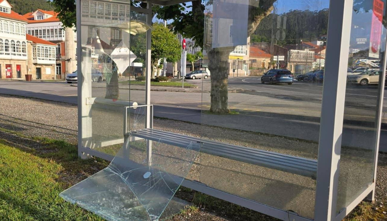Marquesina destrozada en Corcubión