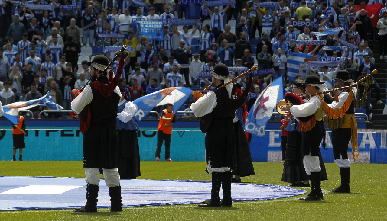 La asociación Malante, actuando en Riazor en la previa del Deportivo-Andorra