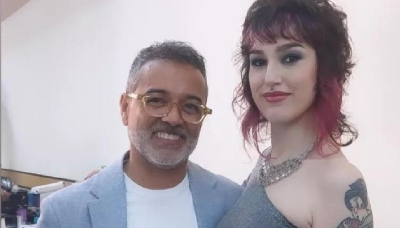 Carlos Bardullas con una de las modelos