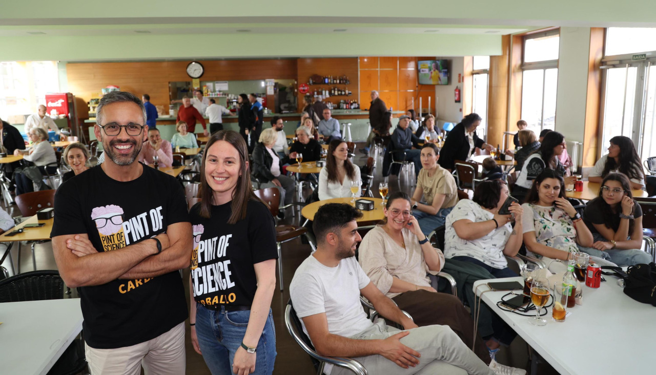 La cafetería del Pazo da Cultura se llenó en la segunda jornada del Pint of Science para las charlas del pediatra Alejandro Ávila y la biotecnóloga, Alba Vilariño