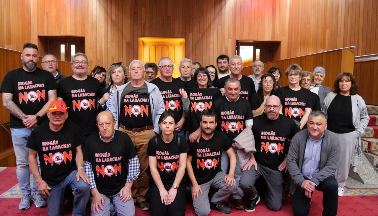 Miembros de la plataforma Stop Biogás Laracha este miércoles en el Parlamento