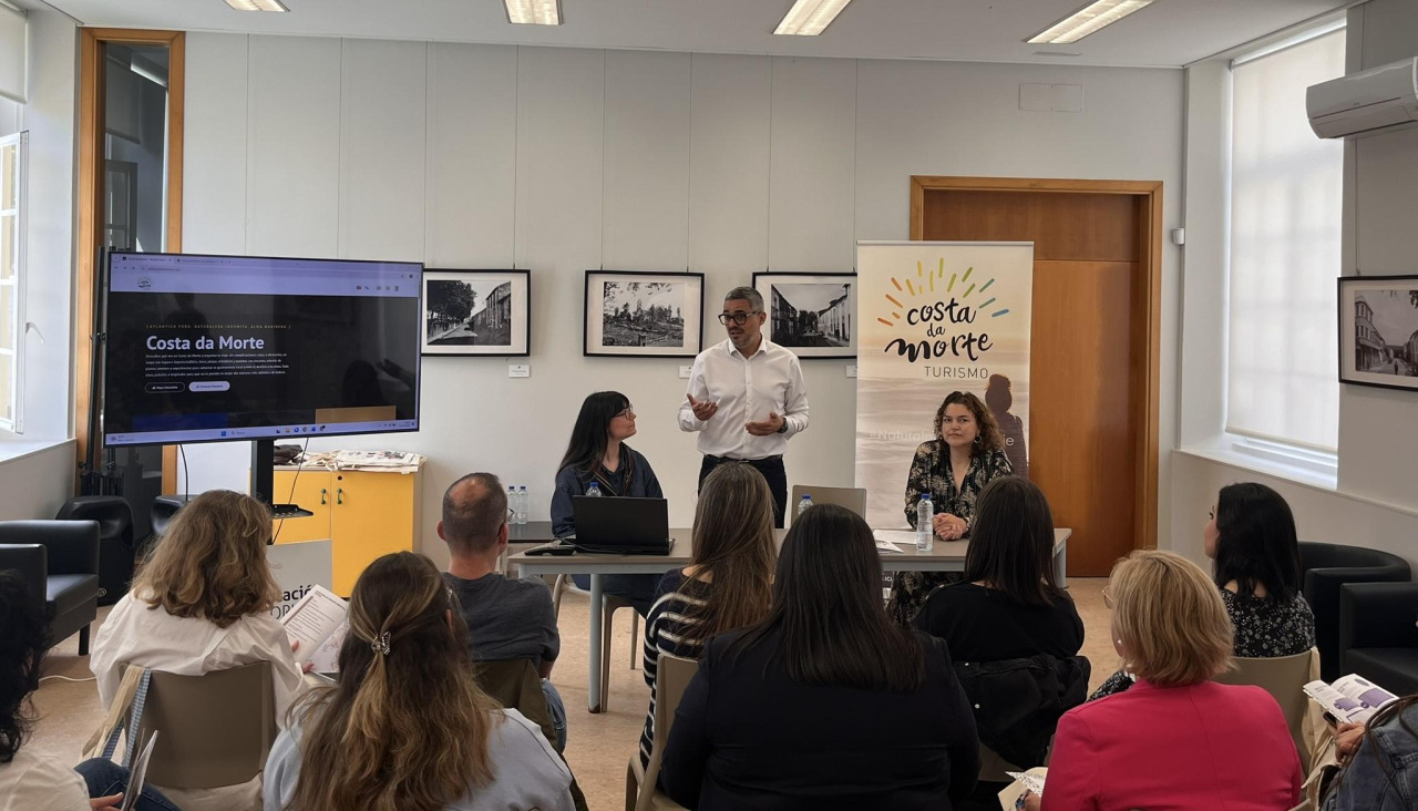 La presentación de la unidad didáctica de la CMAT celebrada el miércoles en Carballo