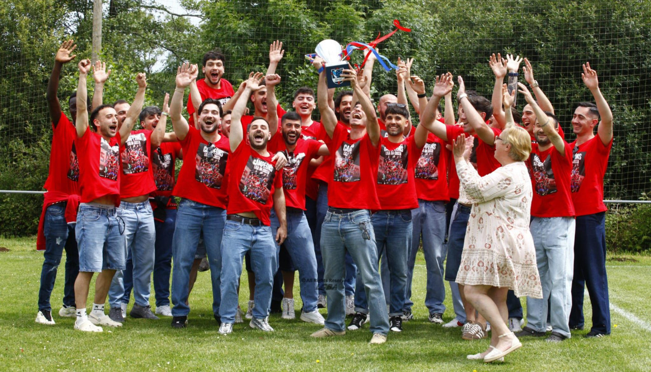 Jugadores y presidenta del san lorenzo levantando la copa