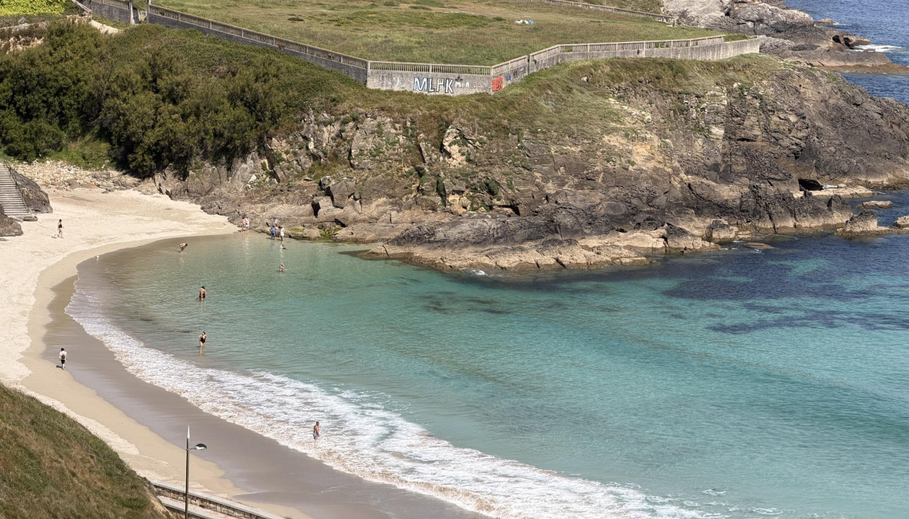 Playa de Canido, en Malpica, con varios bañistas que aprovecharon las temperaturas veraniegas