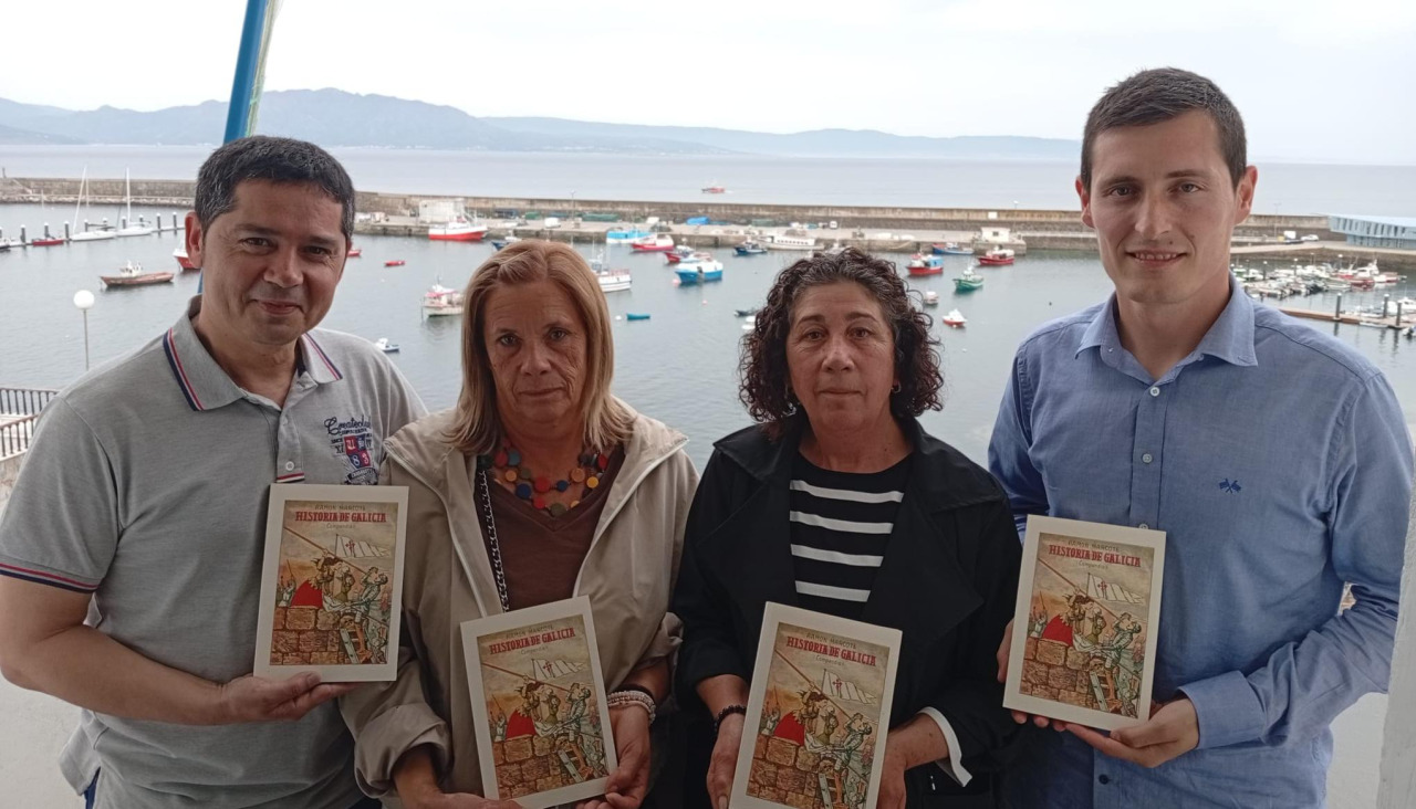 Modesto Fraga co alcalde de Fisterra e familiares de Ramón Marcote