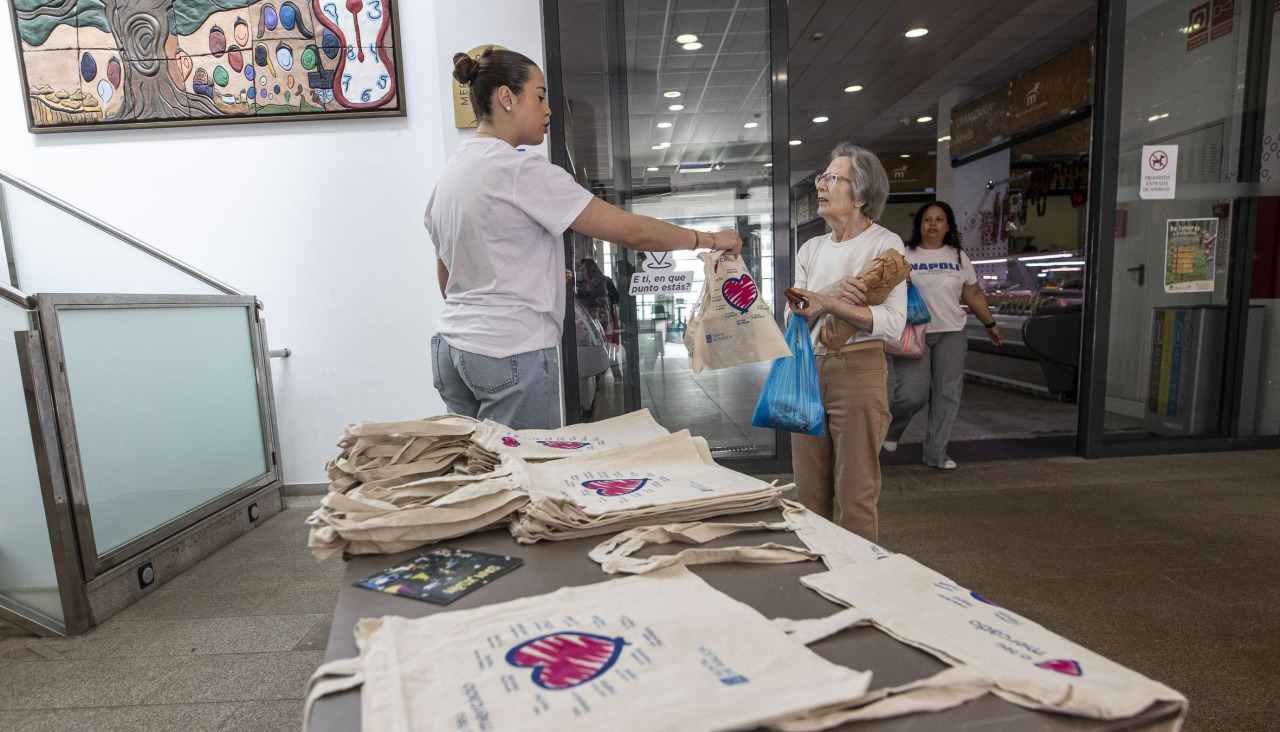 Por el Día dos Mercados se regalaron bolsas promocionales a los clientes de la plaza de abastos carballesa