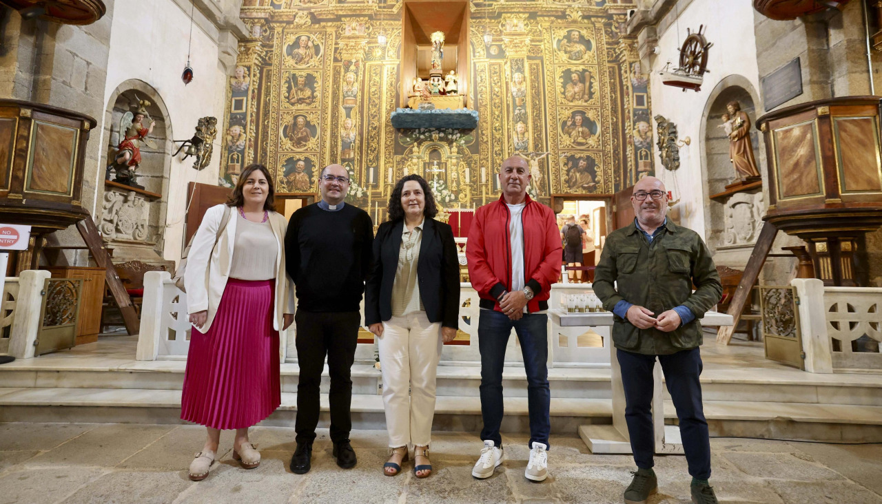 Vilela, Turnes, Do campo, Sar y Monteserín posando en el interior del santuario muxián